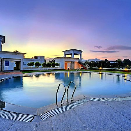 Royal Sarovar Portico Siliguri Buitenkant foto
