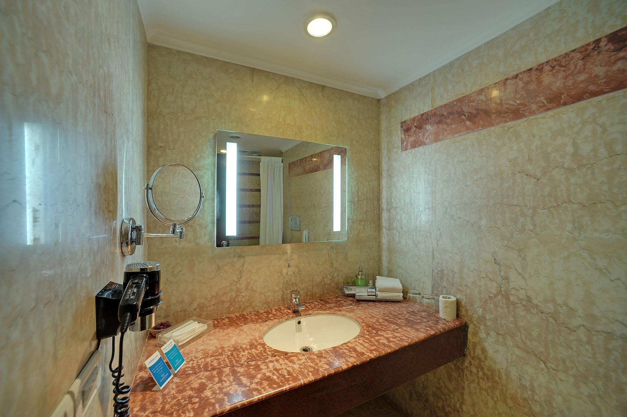 Royal Sarovar Portico Siliguri Buitenkant foto