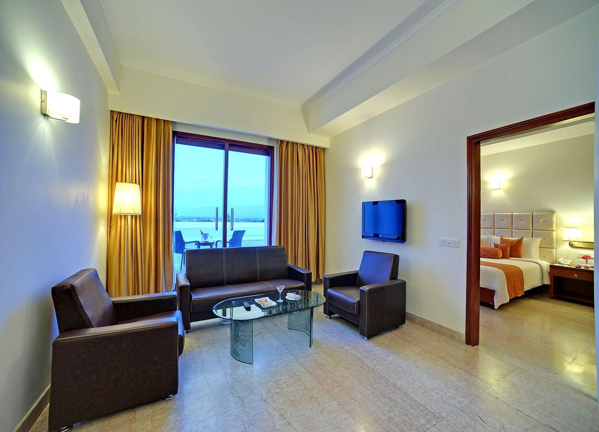 Royal Sarovar Portico Siliguri Buitenkant foto