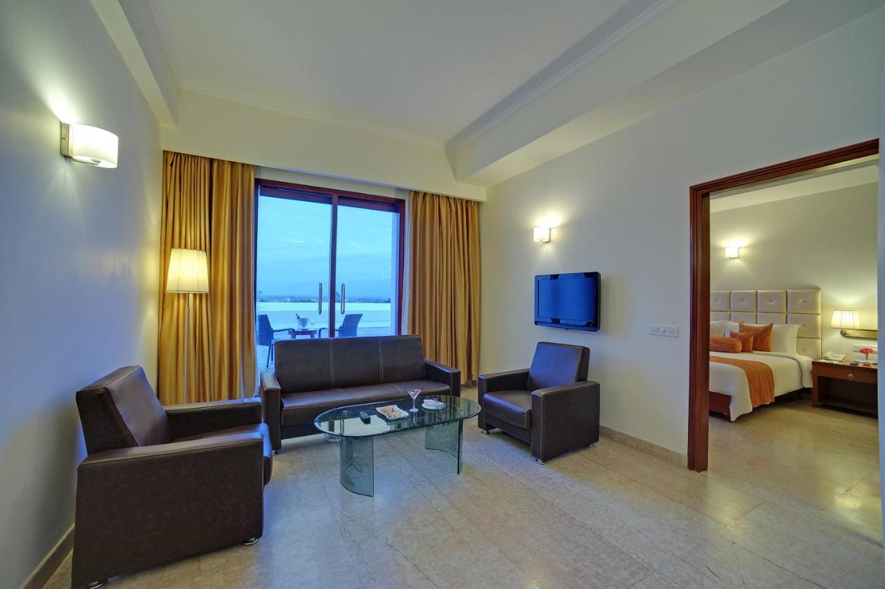 Royal Sarovar Portico Siliguri Buitenkant foto