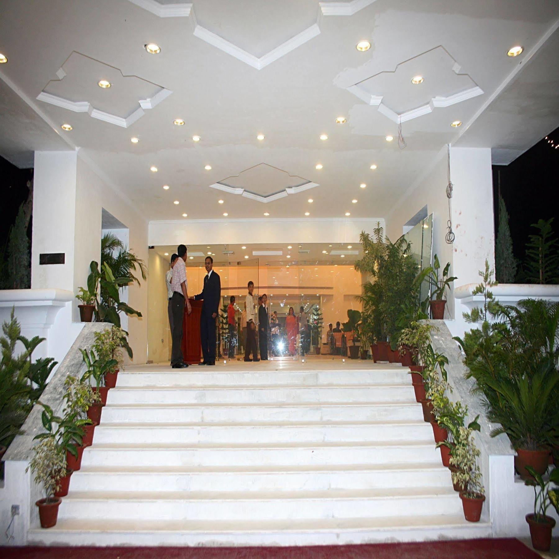Royal Sarovar Portico Siliguri Buitenkant foto