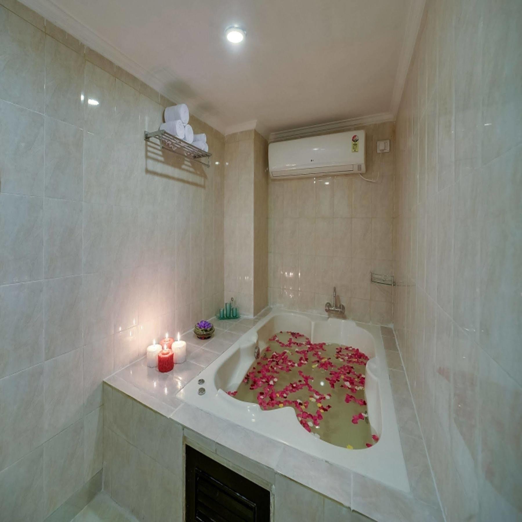 Royal Sarovar Portico Siliguri Buitenkant foto