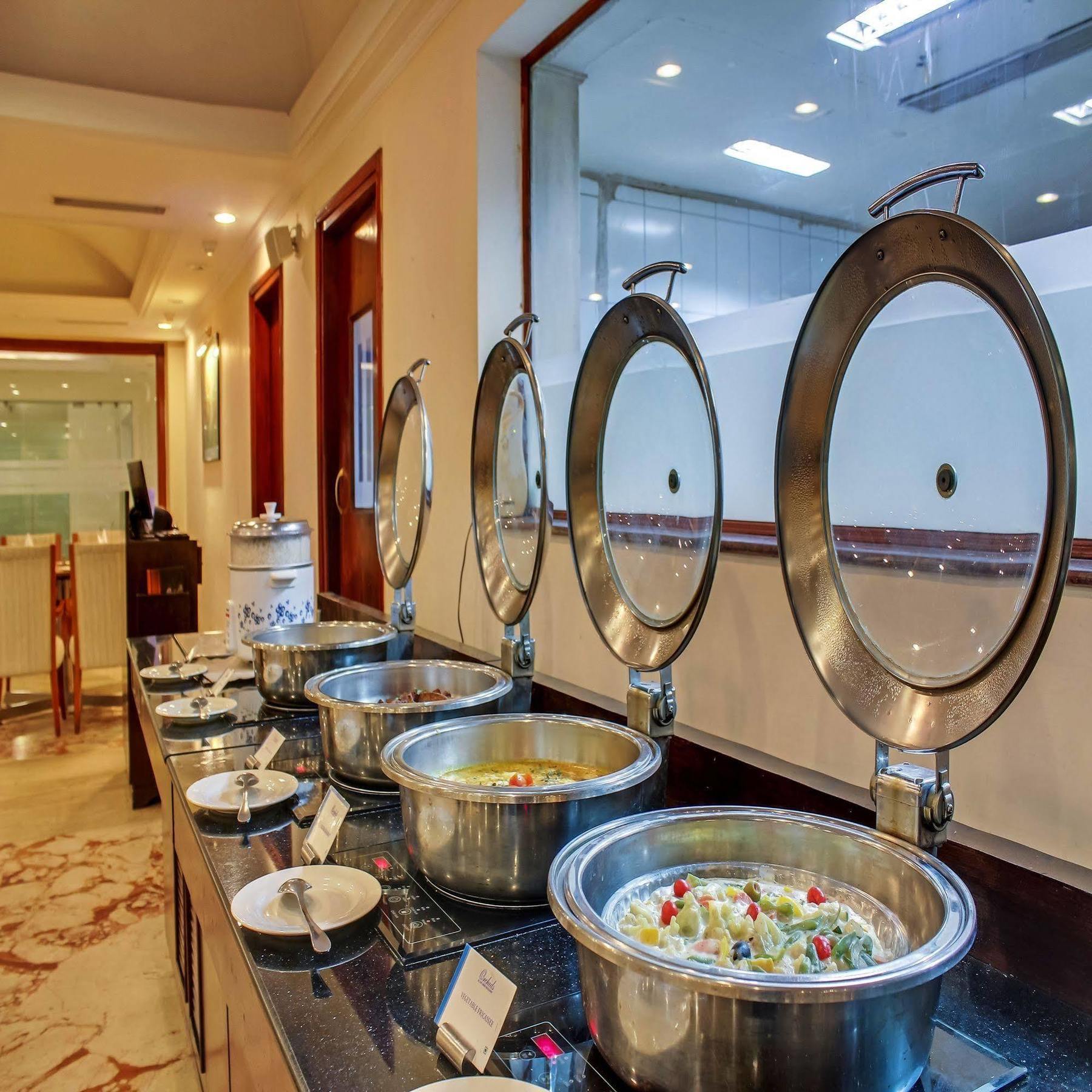 Royal Sarovar Portico Siliguri Buitenkant foto