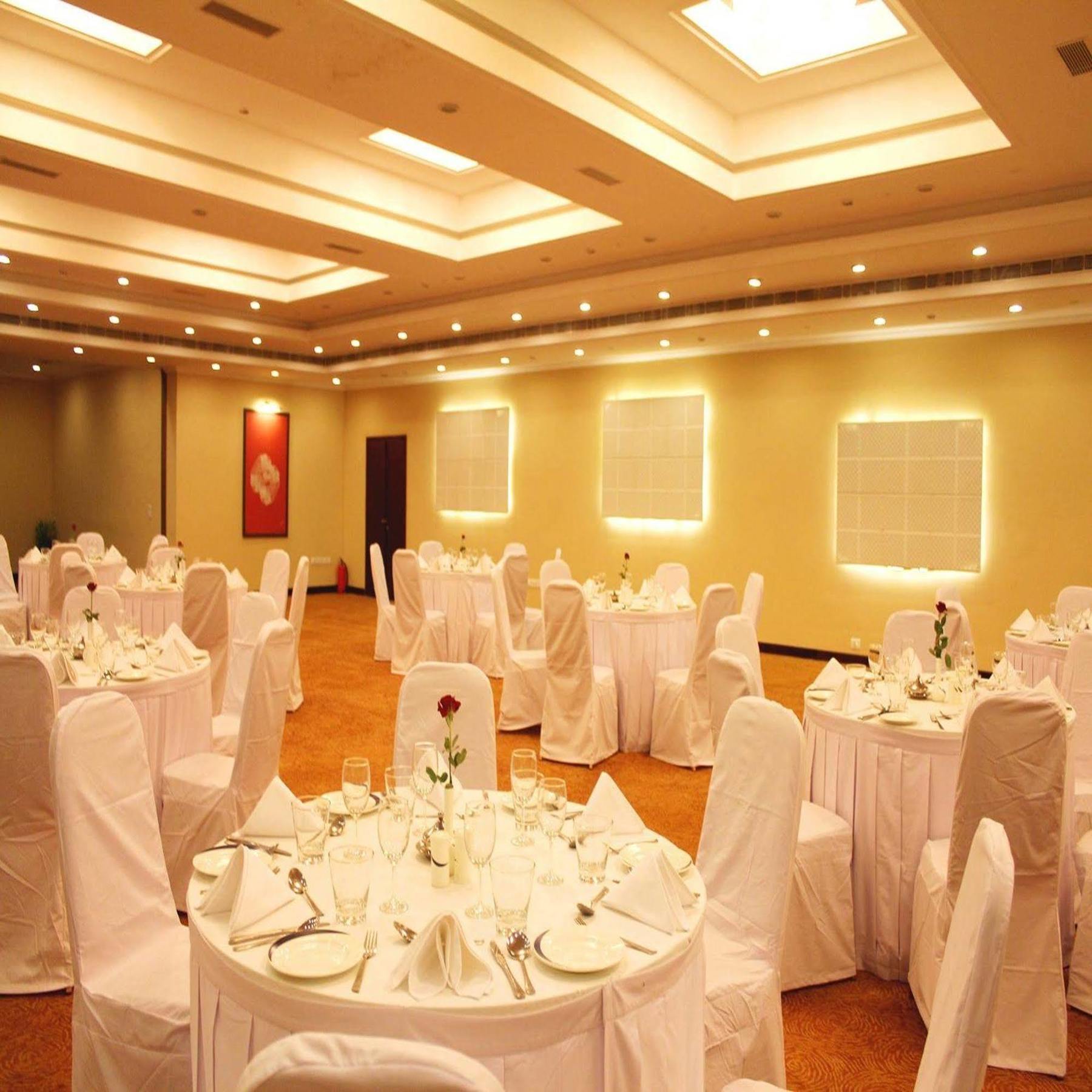 Royal Sarovar Portico Siliguri Buitenkant foto