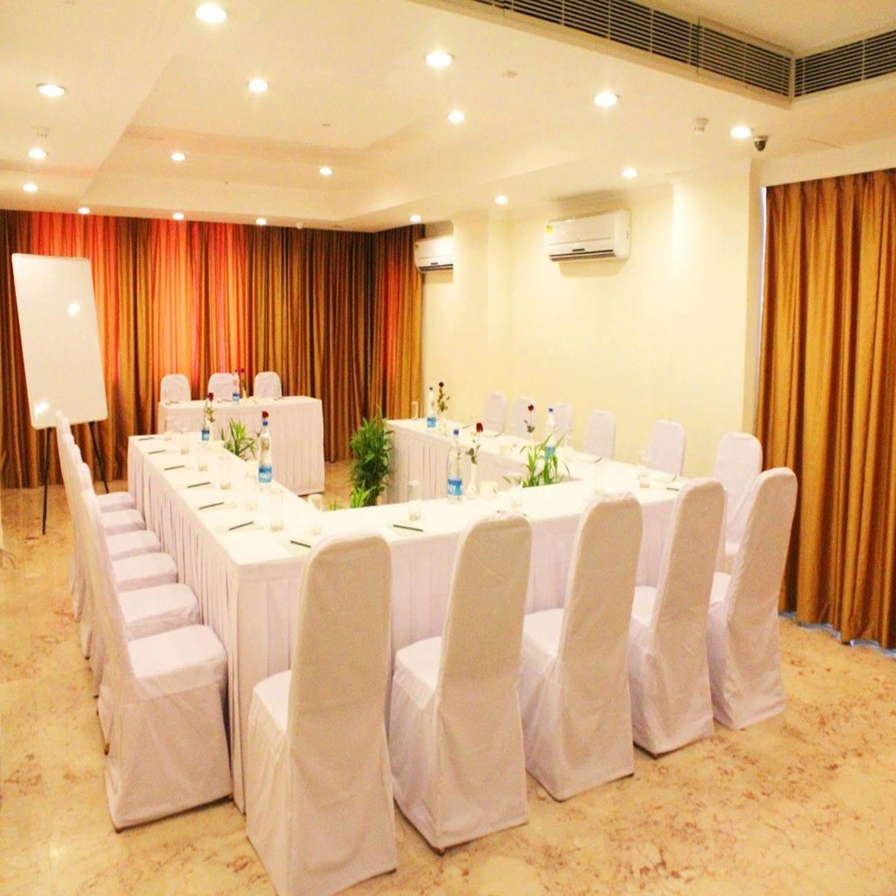 Royal Sarovar Portico Siliguri Buitenkant foto